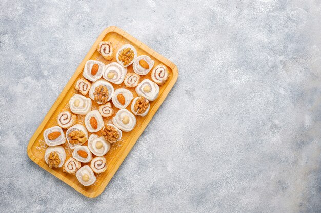 東部のお菓子。トルコの喜び、ナッツとロクム、トップビュー。