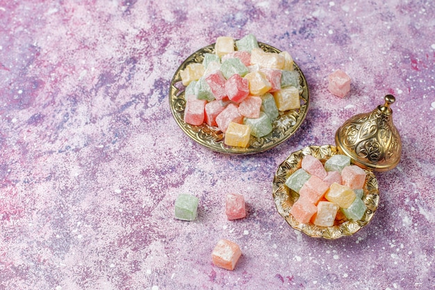 Foto gratuita dolci orientali. delizia turca, lokum con noci, vista dall'alto.