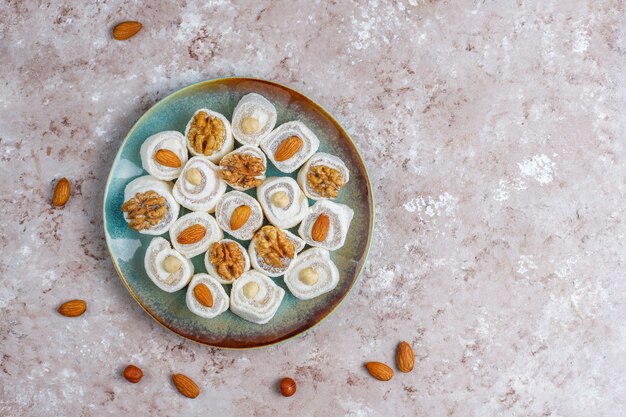 東部のお菓子。トルコの喜び、ナッツとロクム、トップビュー。