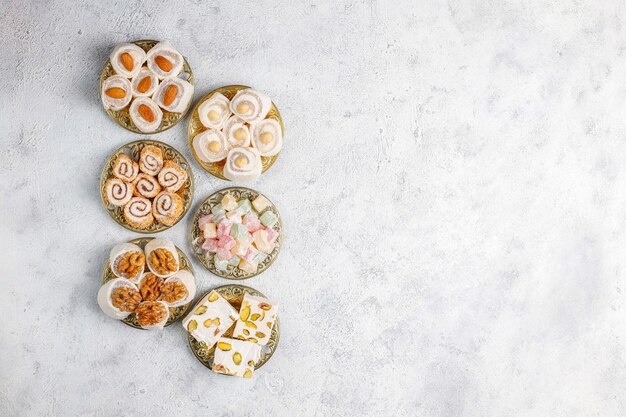 東部のお菓子。トルコの喜び、ナッツとロクム、トップビュー。