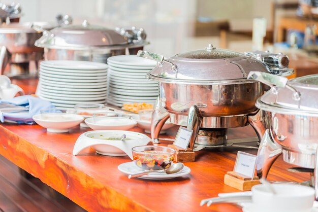 健康的な結婚式のプレートランチを食べます