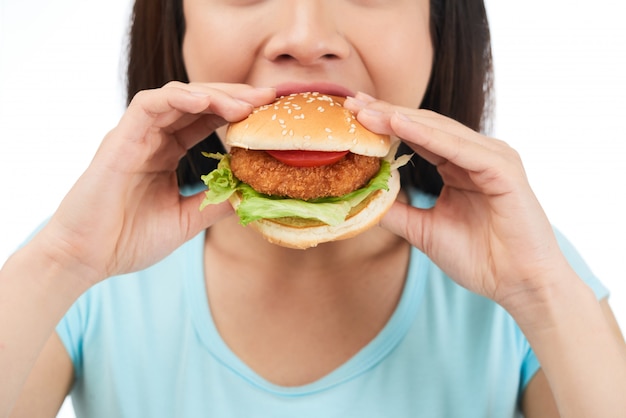 おいしいハンバーガーを食べる