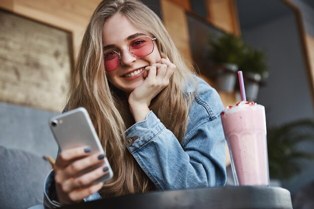 外食とレジャーのコンセプトサングラスで美しいブロンドの女の子