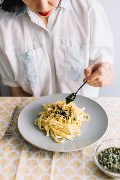 パスタを食べる