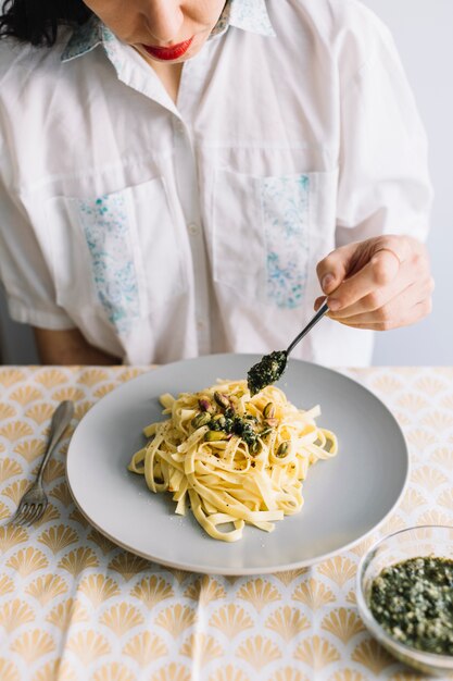 パスタを食べる
