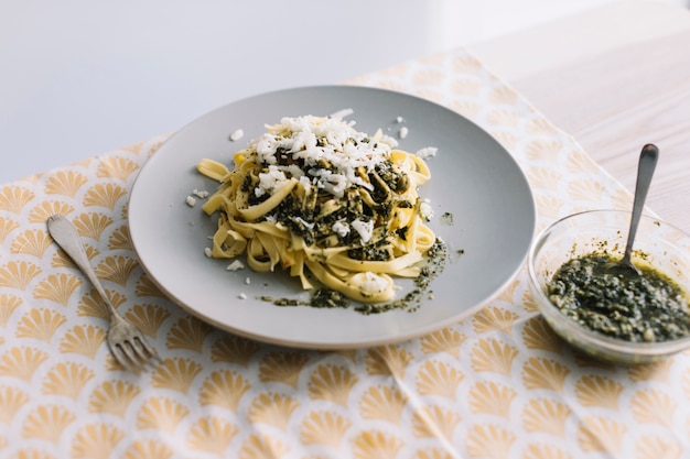 Foto gratuita mangiare la pasta