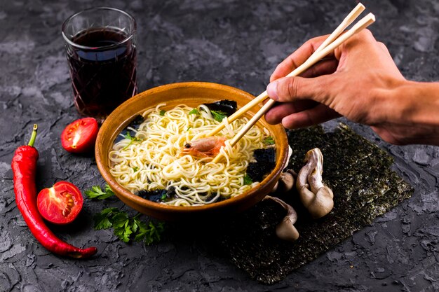 エビの麺を食べるトップビュー