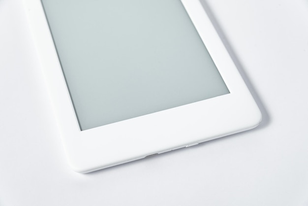Читатель электронных книг на изолированном белом фоне
