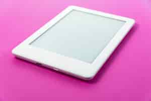 無料写真 ピンクの背景上の電子ブックリーダー
