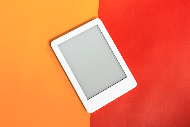 Бесплатное фото Читатель электронных книг на желтом и красном фоне