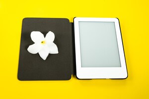 Бесплатное фото Читатель электронных книг на желтом фоне