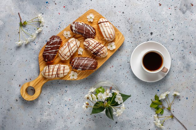 내부에 커스터드가있는 블랙 초콜릿과 화이트 초콜릿이있는 eclairs 또는 profiteroles. 전통적인 프랑스 dessert.top보기.