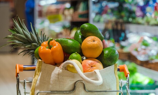 さまざまな果物や野菜が入ったエコバッグ。スーパーマーケットでの買い物。