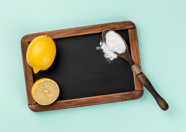 무료 사진 에코 청소 레몬 및 베이킹 소다 제품 복사 공간
