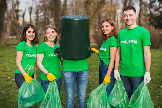 Foto gratuita concetto di eco con un gruppo di volontari