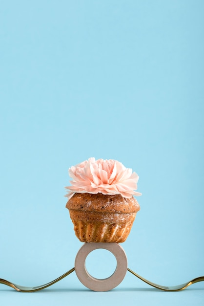 Free photo eco cupcake with blue background