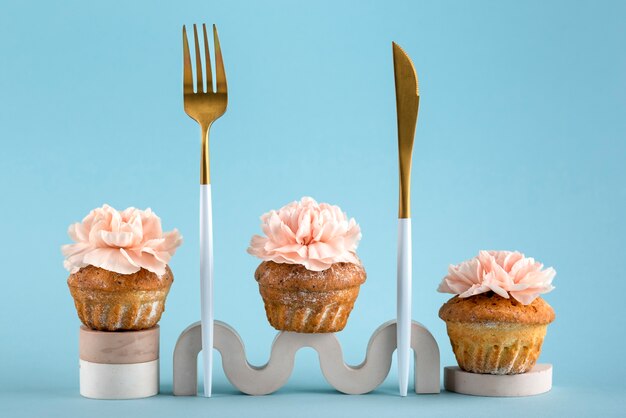 Eco cupcakes and cutlery with blue background