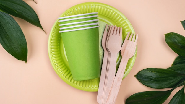 Foto gratuita tazze verdi da tavola monouso ecologiche