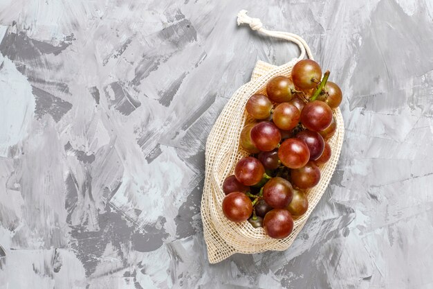 夏の果物と一緒に果物や野菜を買うための環境に優しいシンプルなベージュの綿の買い物袋。