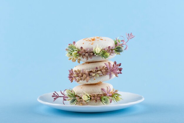 Eco macarons with flowers on plate