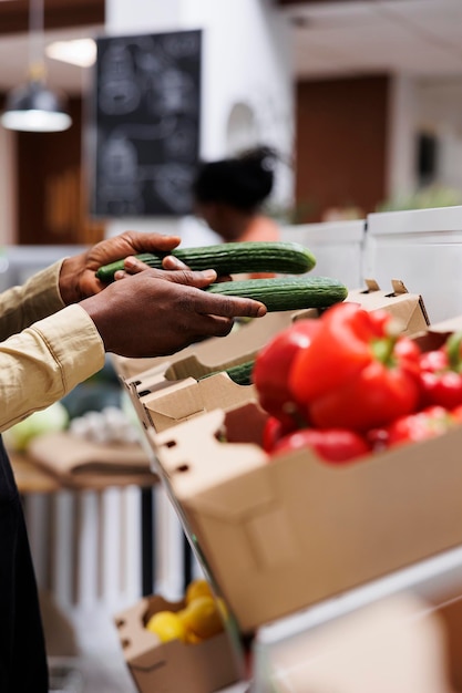 Scatole di alimentari ecocompatibili sugli scaffali