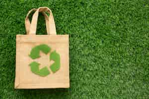 Бесплатное фото Экологическая сумка в траве
