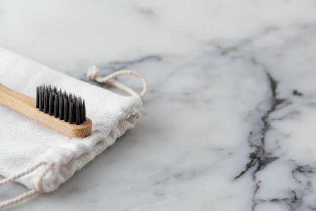 Foto gratuita spazzolino da denti ecologico sulla scrivania