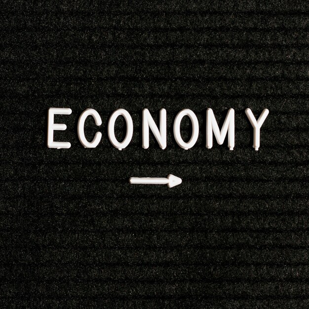 経済の言葉と先のとがった矢印