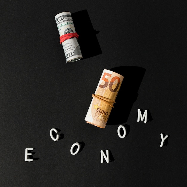 경제 단어와 지폐의 롤