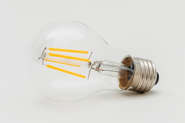Лампочка Эдисона на сером фоне