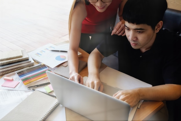 Concetto di educazione. studio studente e brainstorming campus concept. primo piano di studenti che discutono il loro tema su libri o libri di testo. messa a fuoco selettiva.