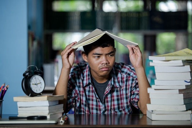 무료 사진 교육용 conept : 도서관에서 피곤한 학생