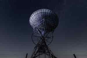 Free photo eerie scenery of a radio telescope on a starry night