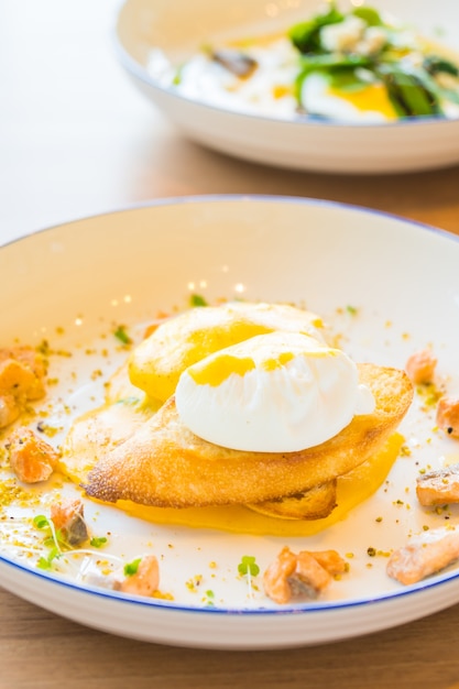 Free photo egg benedict with salmon