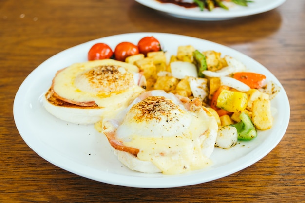 Egg benedict with vegetable for breakfast