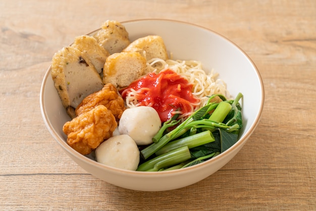 핑크 소스에 생선 공과 새우 공을 넣은 계란 국수, yen ta four 또는 yen ta fo - 아시아 음식 스타일