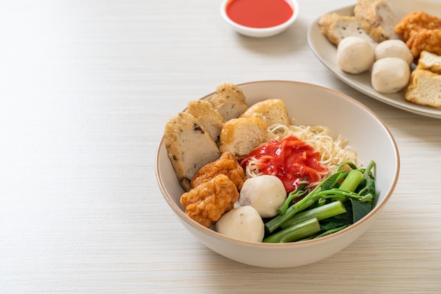 ピンクソースのフィッシュボールとエビボールの卵麺、yen tafourまたはyentafo-アジア料理スタイル Premium写真