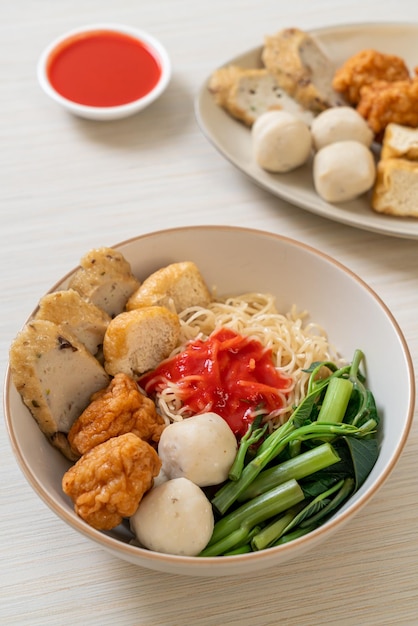 ピンクソースのフィッシュボールとエビボールの卵麺、yentafourまたはyentafo-アジア料理スタイル Premium写真