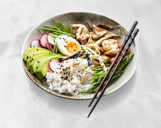 Uovo e gamberi serviti con salsa tahini fotografia