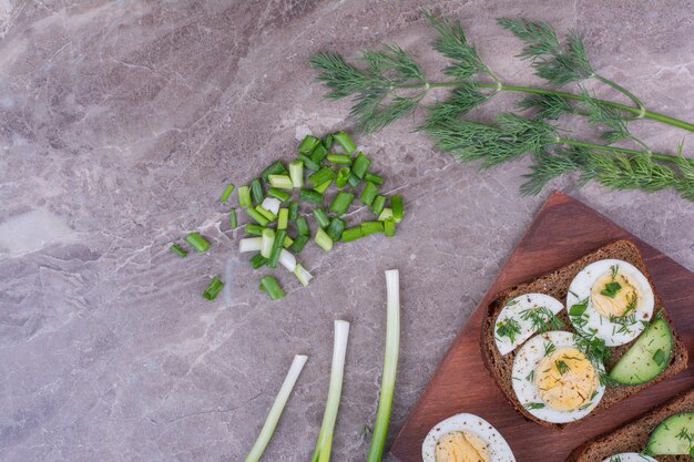 Яичные бутерброды с огурцом и измельченной зеленью.