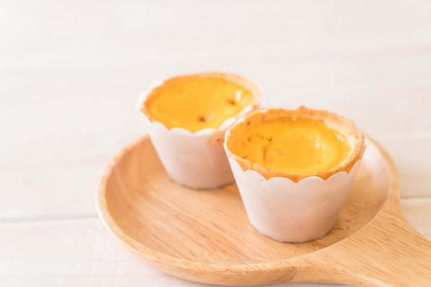 Free photo egg tart on plate