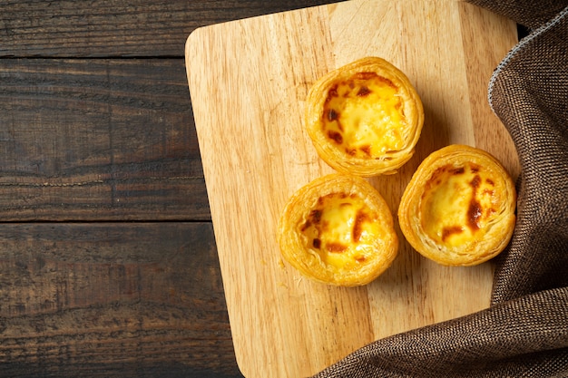 Free photo egg tart on wood.