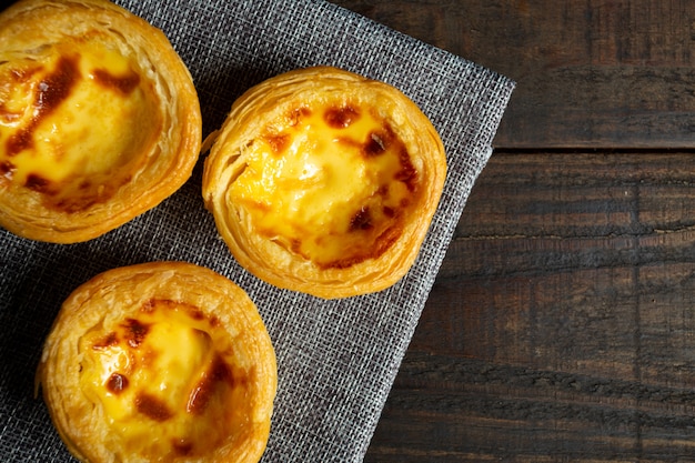 egg tart on wood.