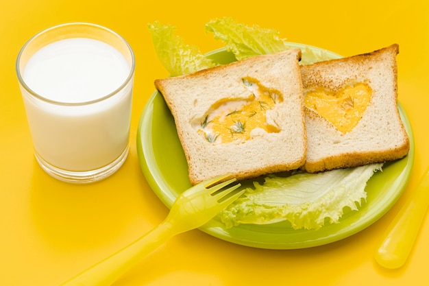 Яичный тост с салатом и молоком