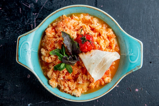 Foto gratuita uovo con la vista superiore del lavash della menta del pomodoro