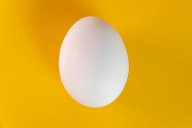 Яйцо на желтом столе