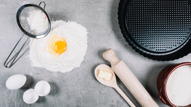 베이킹기구와 부엌 카운터에 밀가루에 계란 요크