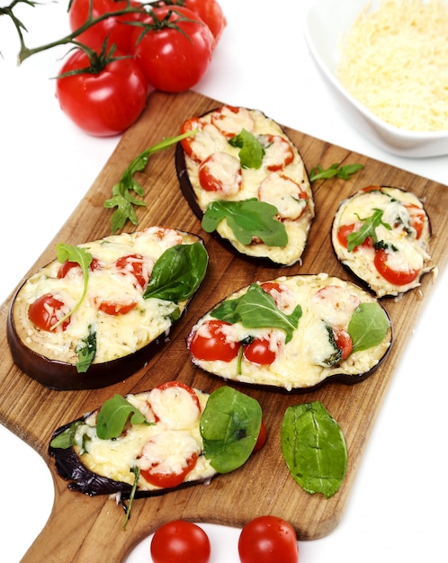 Free photo eggplant pizza with cheese