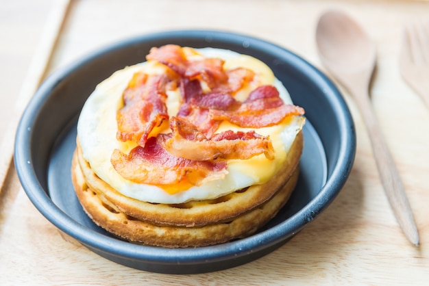 Free photo eggs and bacon waffles