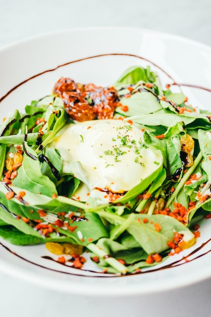 Free photo eggs benedict salad